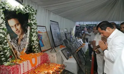 assam  sarbananda sonowal pays obeisance to zubeen garg