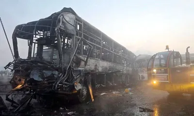 fog causes deadly chain collision on delhi–agra expressway  four dead
