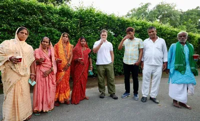 rahul gandhi sips tea with  dead  bihar voters