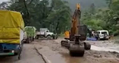 sikkim flood and landslide crisis  six dead  nearly 2000 tourists left stranded