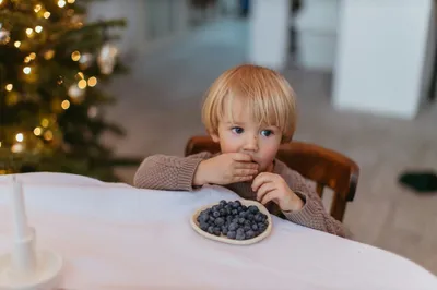 8 tips to navigate christmas for fussy eaters   child with allergies