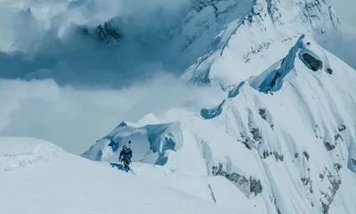 snowstorm traps nearly 1 000 on tibetan slopes of mount everest