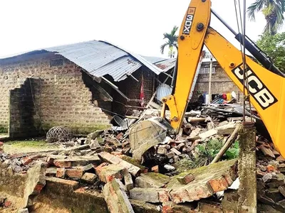 assam  kochutoli encroachers vacate homes as deadline expires