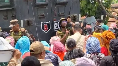 manipur  security forces resorts to firing as meira paibis block them delivering seized vdf weapons