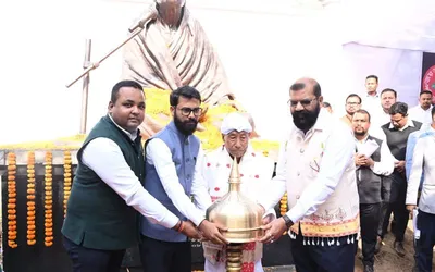 aasu confers padmashree pratima barua pandey memorial award on folk exponent ratneswar moran