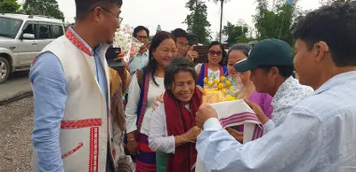 arunachal  padma shri yanung jamoh lego receives a warm welcome at east siang district